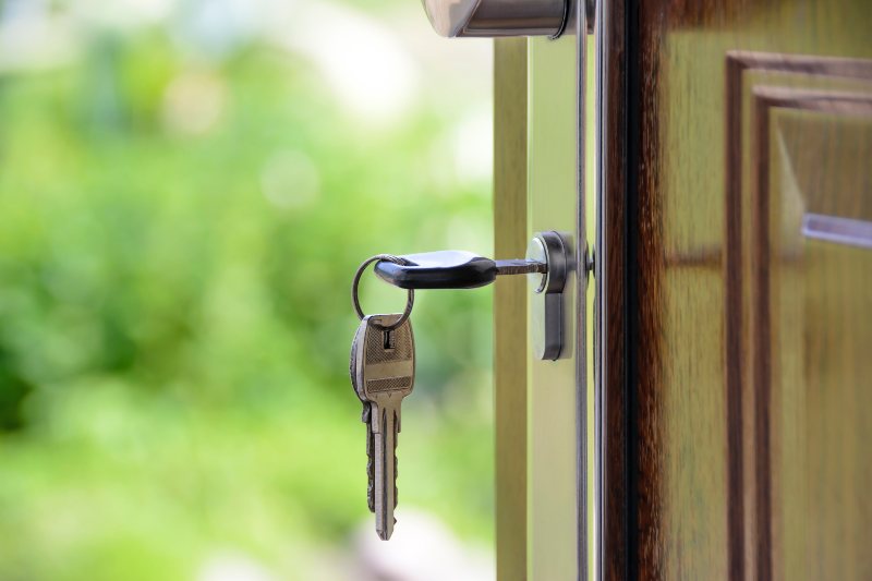 Puerta de madera con llaves en la cerradura